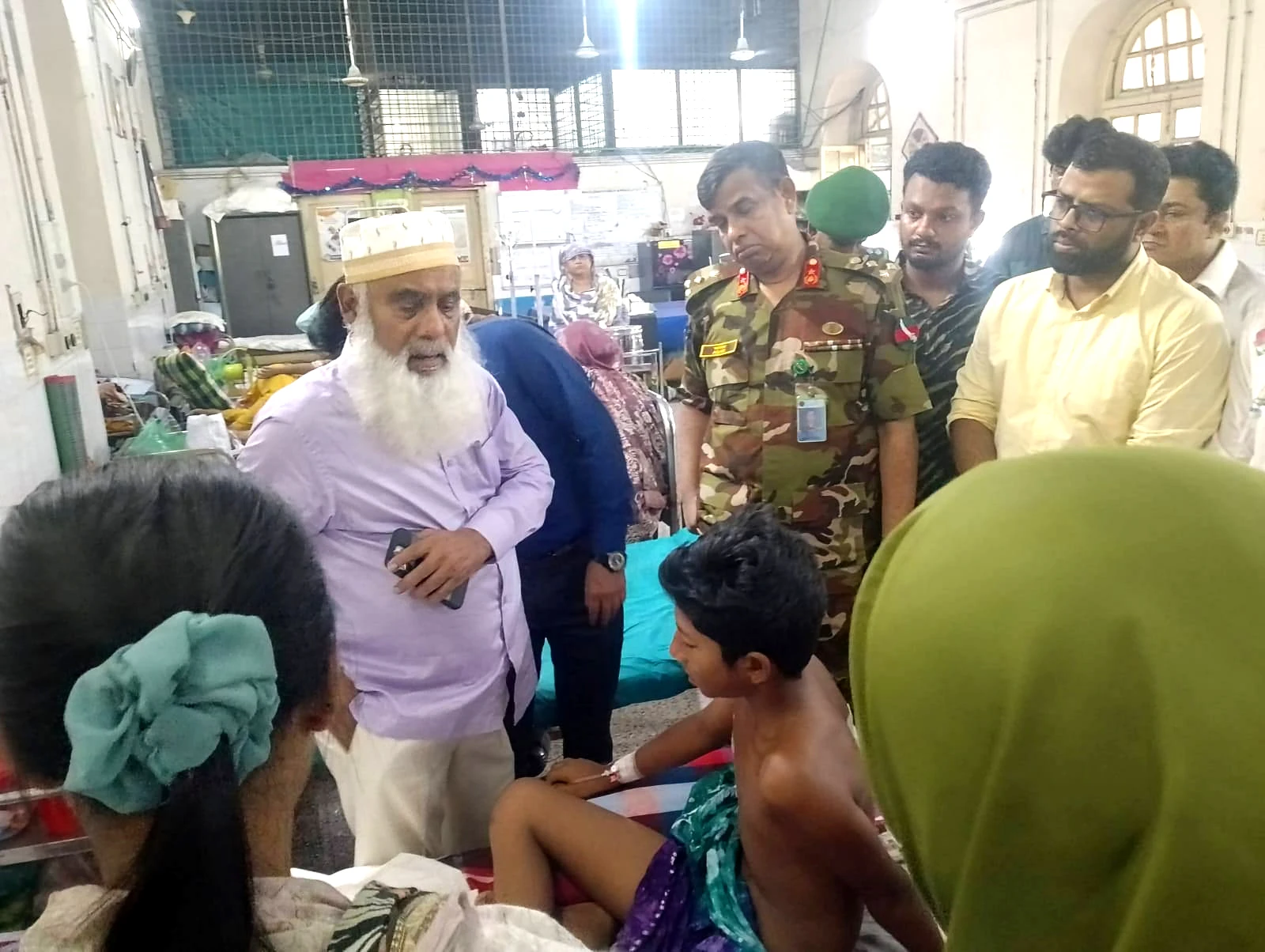 কুমিল্লায় গুলিবিদ স্কুল ছাত্র ইথানকে দেখতে ঢাকা মেডিকেলে এমপি মনিরুল হক চৌধুরী
